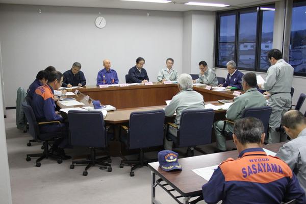 消防服姿の市長や作業服姿の職員らが会議をしている写真